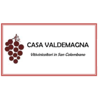 Logo Casa Valdemagna. Uva stilizzata, scritta CASA VALDEMAGNA e Vitivinicltori in San Colombano su sfondo bianco con cornice rossa.
