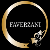 Logo Faverzani: cerchio dorato con scritta FAVERZANI in bianco, decorazioni floreali e sfondo nero. Design elegante per vino o azienda.